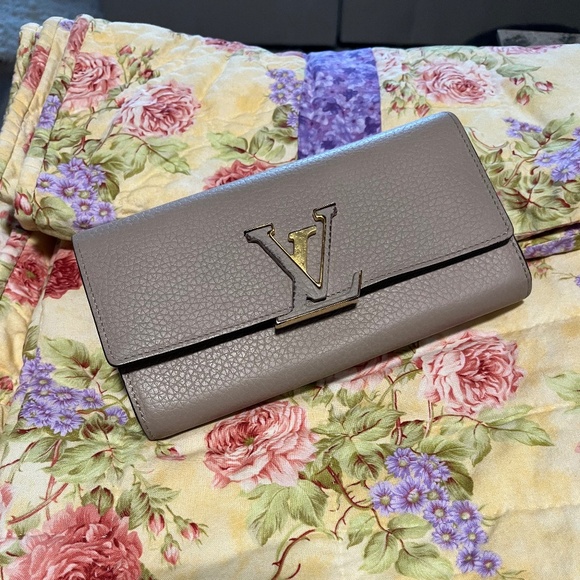 Louis Vuitton Capucines Leather Wallet in Pebble - Picture 1 of 5